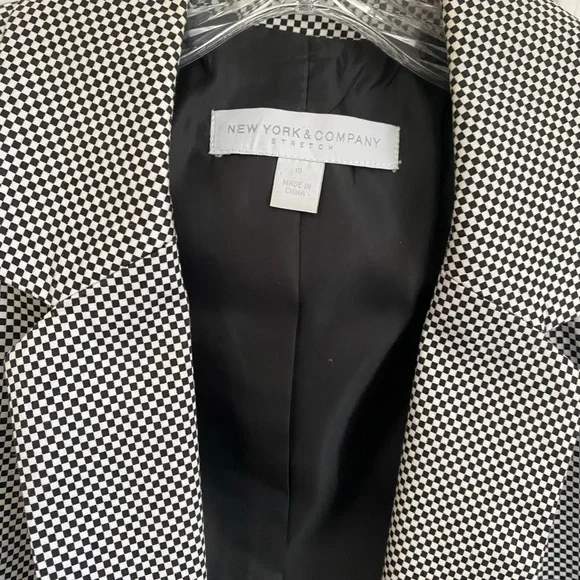 New York and company Women's Black and White Sleeveless Jacket - Picture 2 of 4